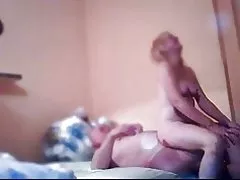 Кайнар секс буе урын өстендә ята